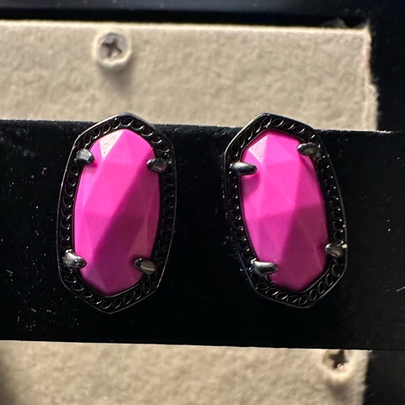 NWT Kendra Scott Ellie Stud in Gunmetal and Magenta Magnesite - Picture 4 of 4